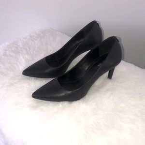 Micheal Kors black classic heels in mid condition size 7